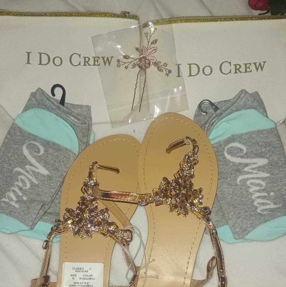 Wedding Haul🎉 I do crew makeup bag, socks bridesmaid, David's bridal sandal s10